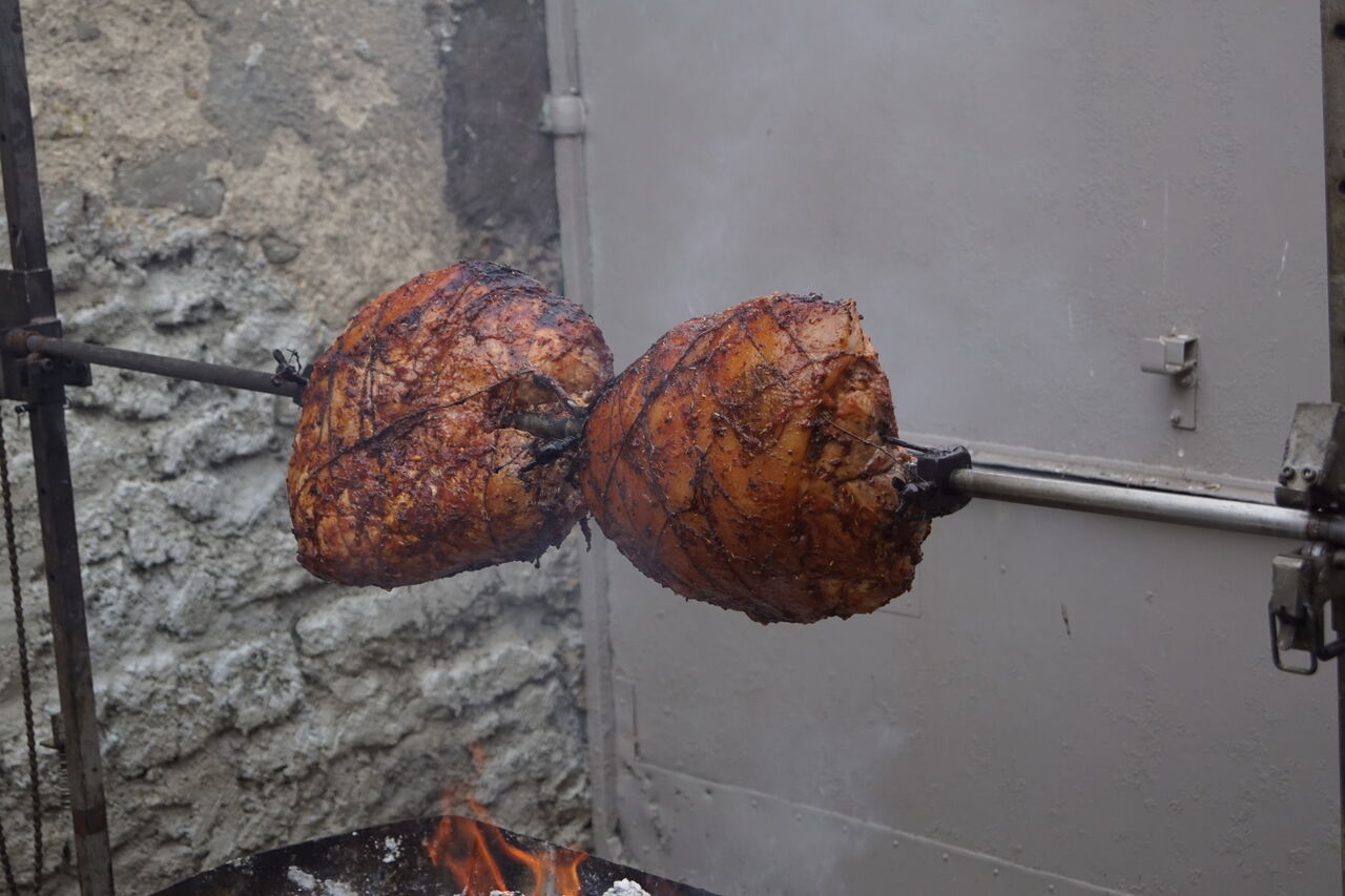 Deux jambons qui se fond dorer la peau 