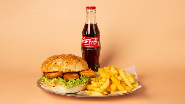 Vegetarischer Halloumi-Burger mit gegrilltem Halloumi-Käse, Tomaten, Salat, saure Gurken & Zwiebeln