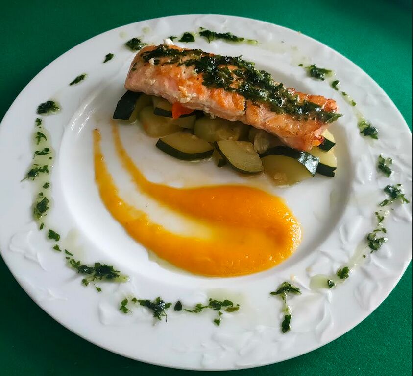 Saumon poelé sur courgette à tomber émulsion purée de carotte à l'ail emusliion de fines heres