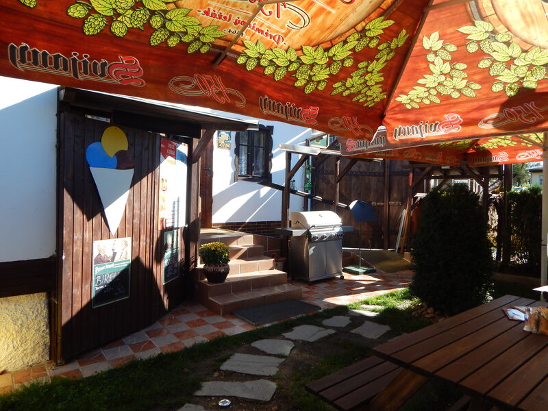 Sezónní zahrádka s obsluhou. BEZBARIÉROVÝ přístup na zahrádku i do restaurace.