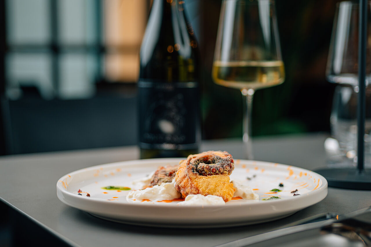 POLPO CRUNCH
In panatura di mais su crema di datterino pesto di basilico e stracciatella