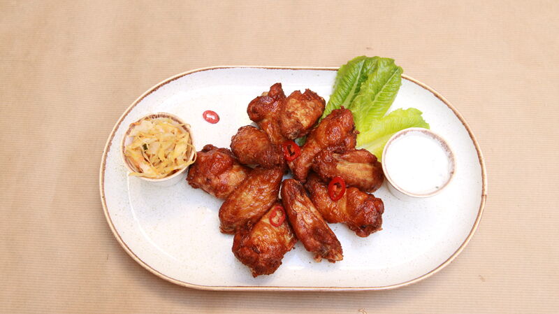 Kuřecí křídla se salátkem a česnekovým dipem