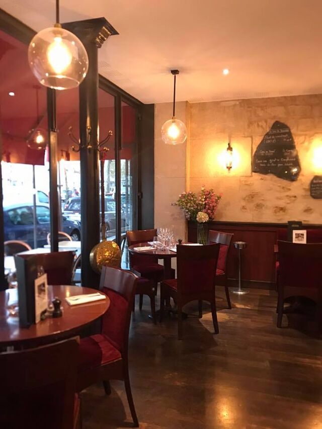 Une partie de la salle du restaurant