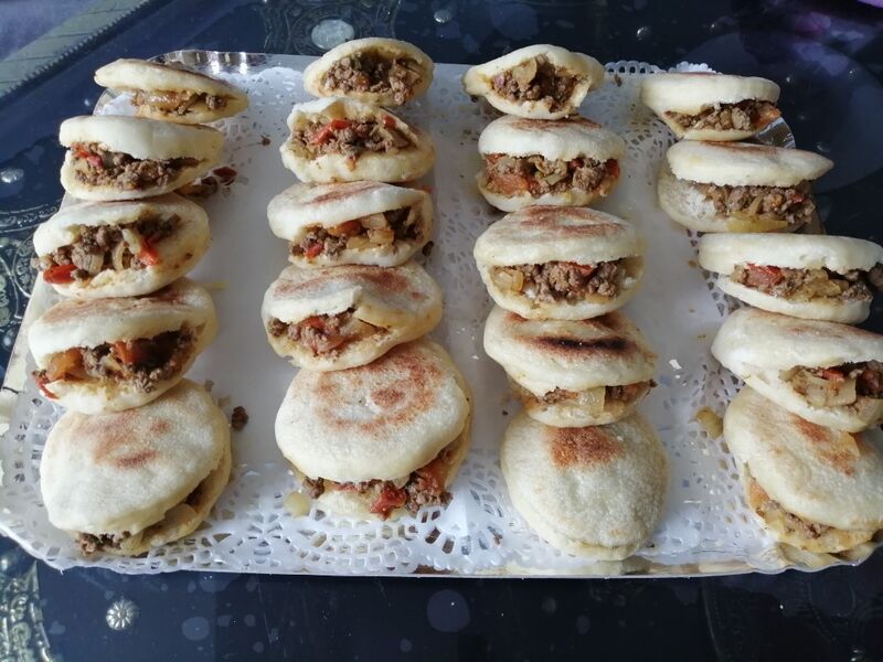 Petits Batbout farcis viande hachée trio de poivrons oignons
A manger chaud ou tiède à l'apéro