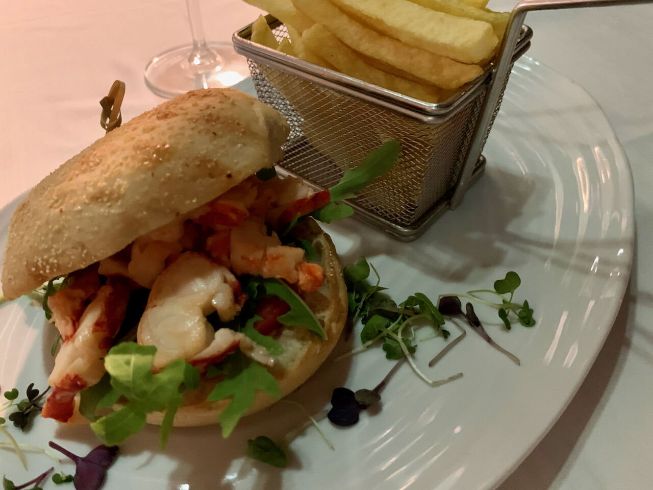 Hamburguesa revisite de bogavante con aroma de trufa blanca “Les Bretonnes Beach”, papas fritas Belgas