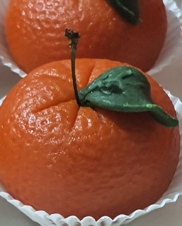 Fruits en pâte d'amandes farcis aux noix