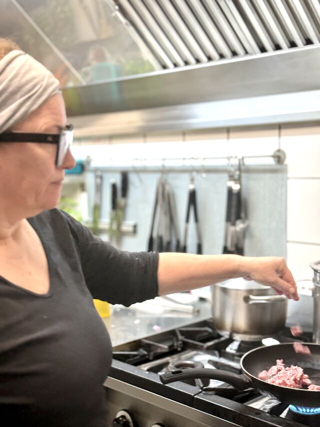 In unserer kleinen Küche wird mit Liebe und frischen Zutaten gekocht.