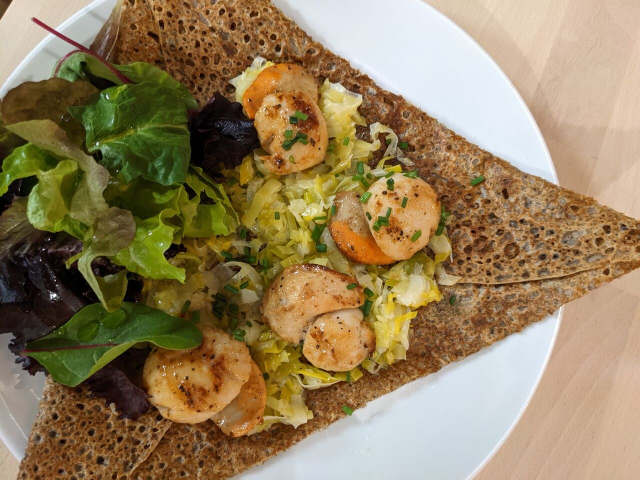 Galette au St Jacques fraîches sur lit de poireaux