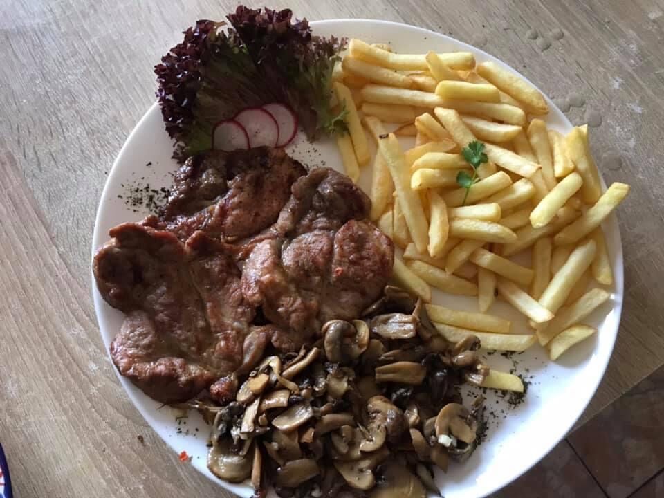 Ceafa cu cartofi și sote de ciuperci 