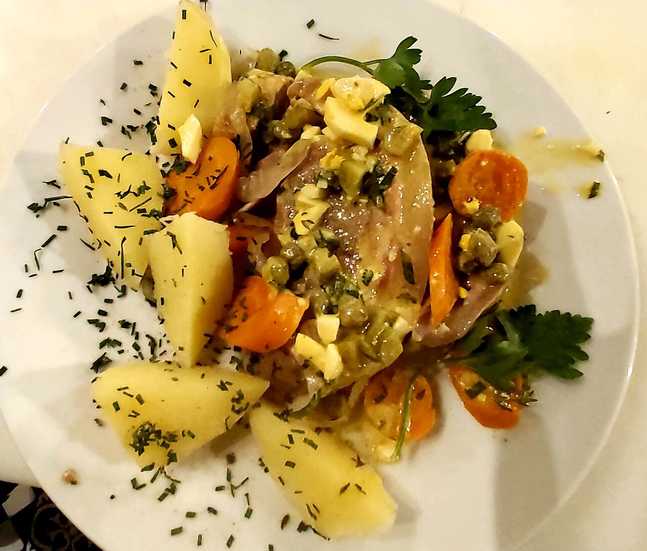 Tête de veau, sauce gribiche, pomme vapeur