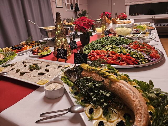 Pochierter Lachs/ Vitello Tonnato/ Wildkräutersalatplatte