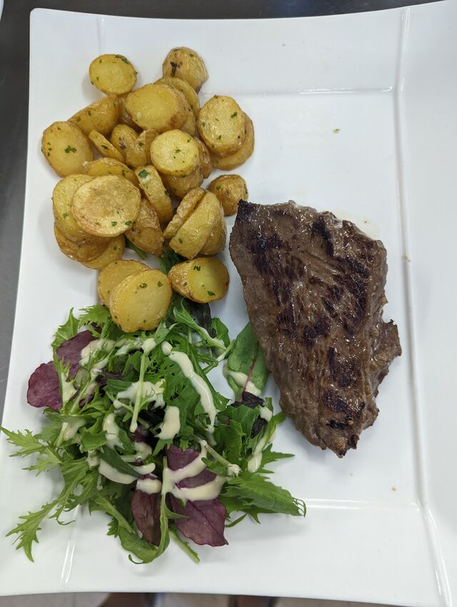 Bavette de bœuf grillée et pommes de terre sautées 
