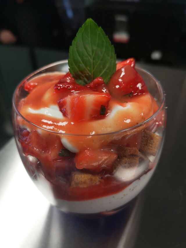 Ziegenfrischkäse-Creme mit Erdbeeren