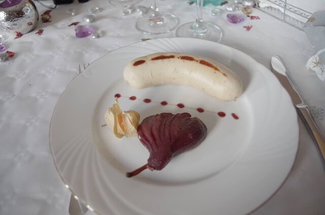 Recette de boudin blanc, et sa poire pochée au vin.