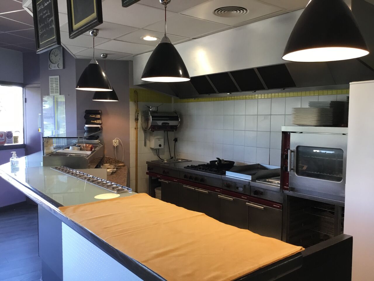 Cuisine devant les clients