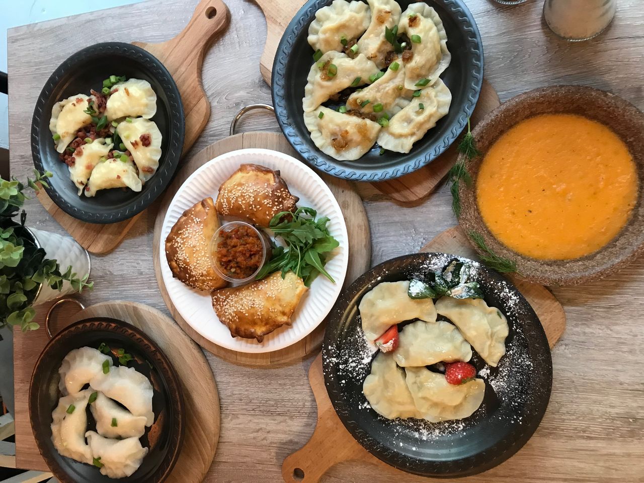 Pierogi i zupy. www.pierogarniamomos.pl