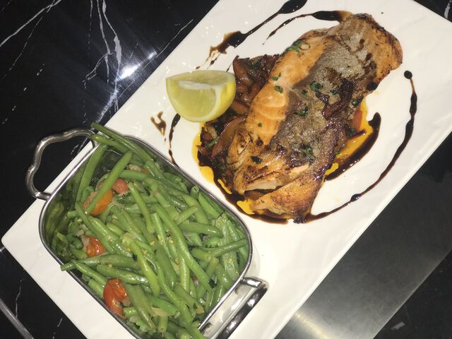 Pavé de saumon sur son lit de poivron rouge accompagné de ses haricot vert poêlé 