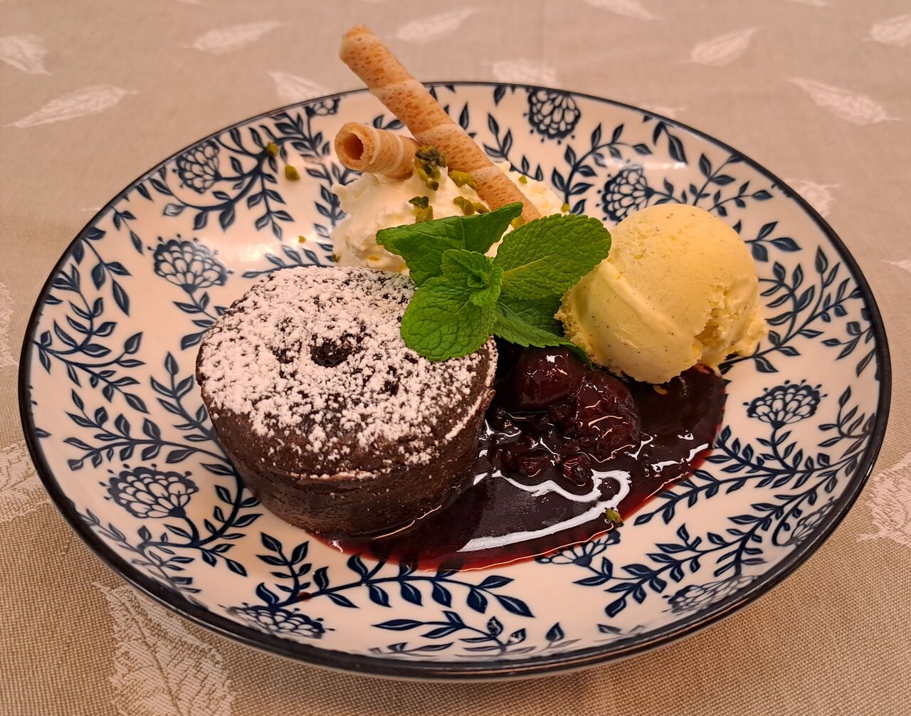 Schokoküchlein mit Beerenröster und Vanilleeis