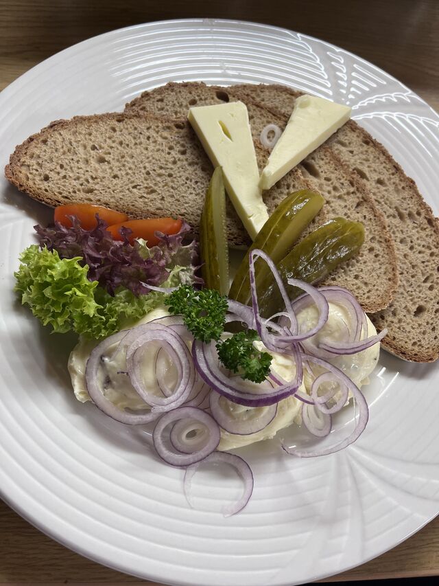 Hausgemachter Kochkäse mit Brot