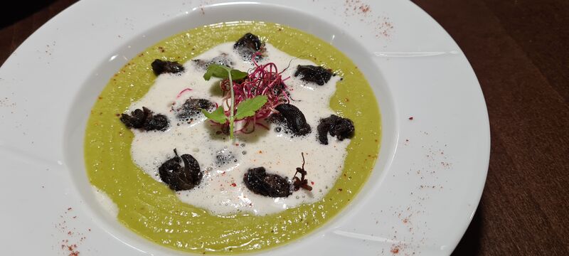 Crémeux d'asperges vertes et fricassée d'escargots, espuma à l'ail