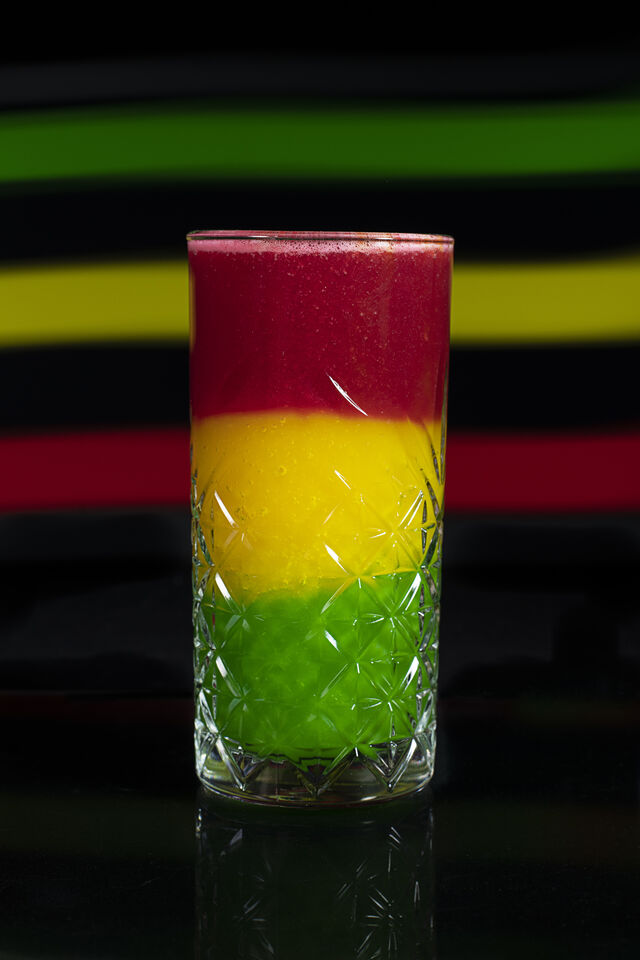 Jammin
Ingrédients : Framboise, ananas, pomme (avec ou sans rhum)
Saveur : fruité et onctueux
Catégorie : Premium