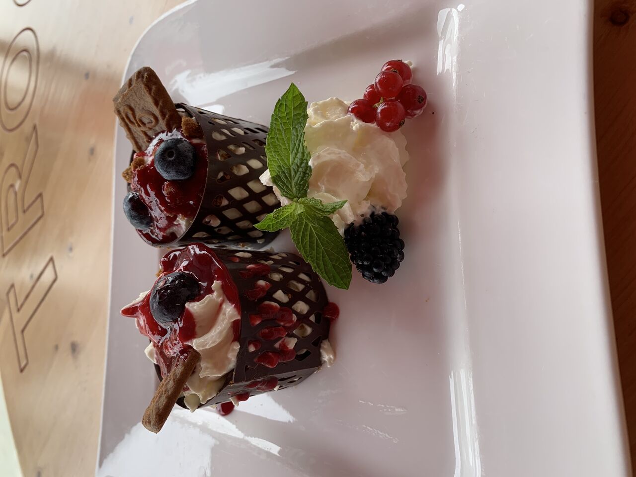 tiramisu spéculos fruits rouges dans sa cage de chocolat