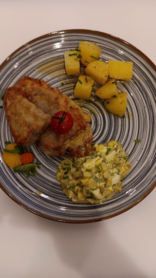 Backfisch im Bierteig an hausgemachter Remoulade und Butterkartoffeln