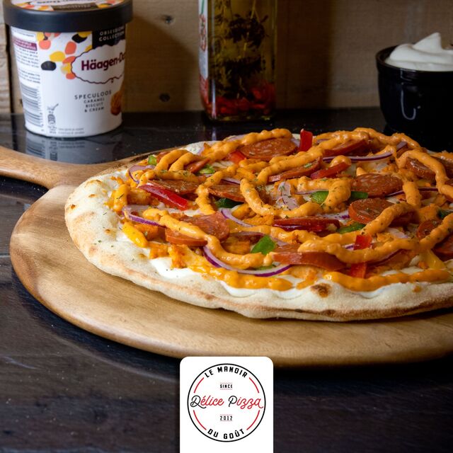 L’ÉPICÉE : crème fraiche, chorizo, mozzarella, poulet tikka, oignons, poivrons, sauce algérienne, persillade. 