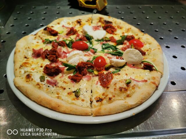 Pizza mit getrockne Tomaten und Büffel Mozzarella 