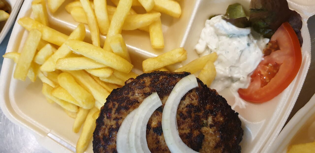 Bifteki mit Pommes,Tzatziki und gemischten Salat 