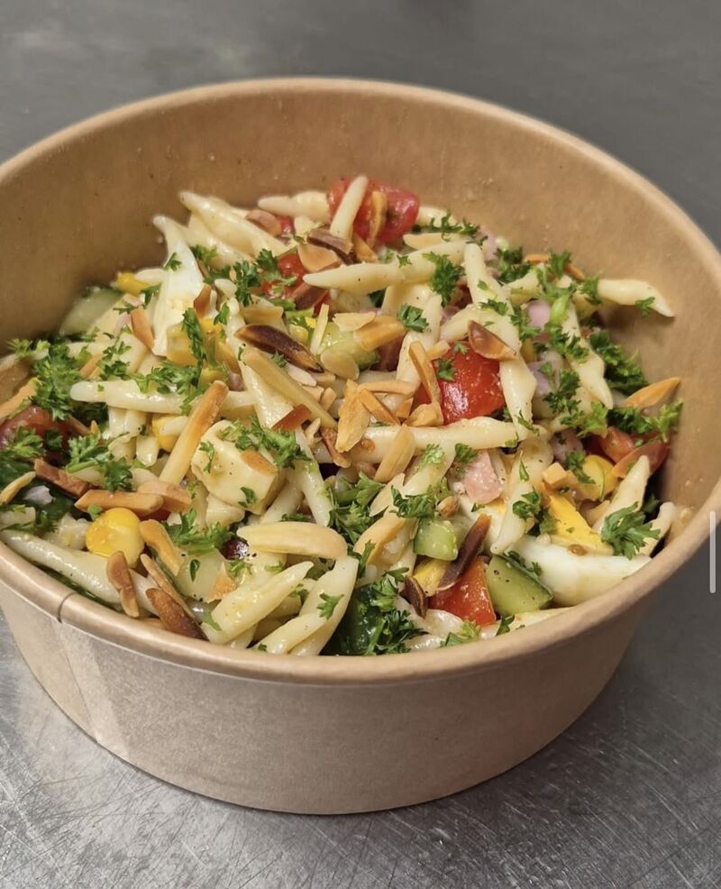 Vente à emporter : salade de pâtes au jambon et aux amandes grillées