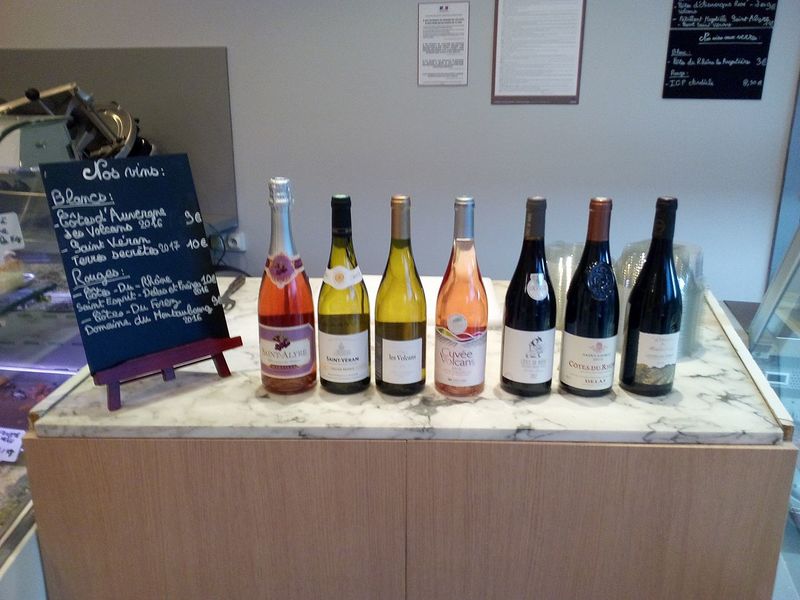 Nous proposons une gamme de vins de France et d'ailleurs.
Notre sommelière Claire saura vous conseiller