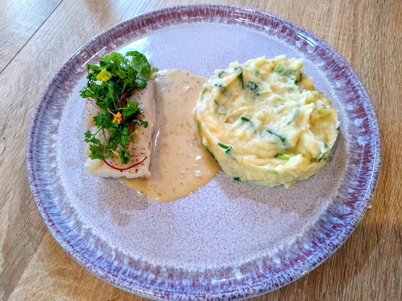 Filet de lieu jaune cuit en basse temperature avec son écrasée de pomme de terre à la cebette et sa sauce fumée