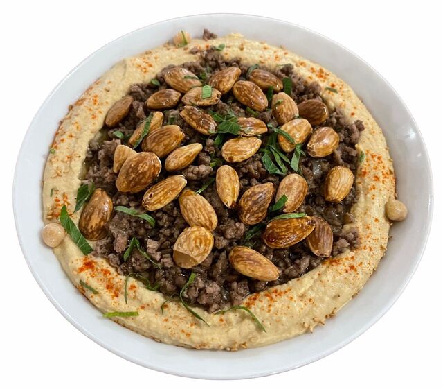 Houmous Billahma
Purée de pois chiche à la crème de sésame avec viande d’agneau finement coupée.