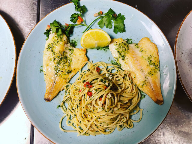 Doradenfilet alla griglia mit Spaghetti Aglio e Olio e peperonchini 