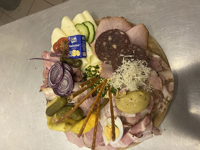 Auf unserer Hausplatte für eine Personen finden Sie allerlei verschiedene Schmankerl 