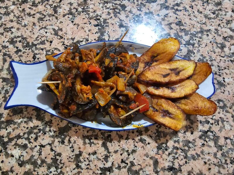 Caracoles con plátano frito