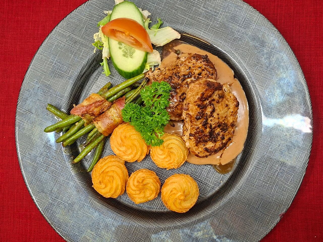 Schweinefilet-Medaillons mit grünen Bohnen und Herzoginkroketten