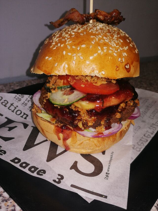 GrillCamemburger!pirított buci, Marhahús,bacon,camembert, pirított hagyma, jégsali, lilahagyma, pari, ubi, BBQ, áfonya. 3290.- 