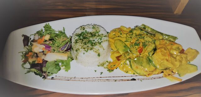 Wok de poulet au curry petits légumes croqants et ris basmati 