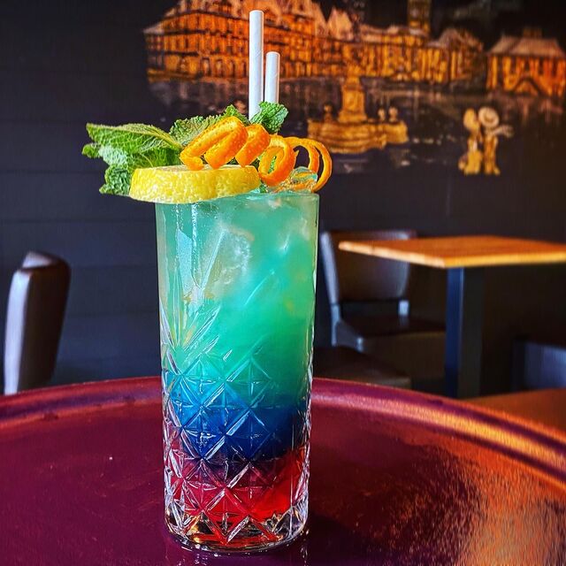 Cherry Tiki Boom :
Rhum Indonésien Nusa Cana, Cerises confites, Jus de Citron Jaune, Jus d’Ananas et Curacao Bleu.