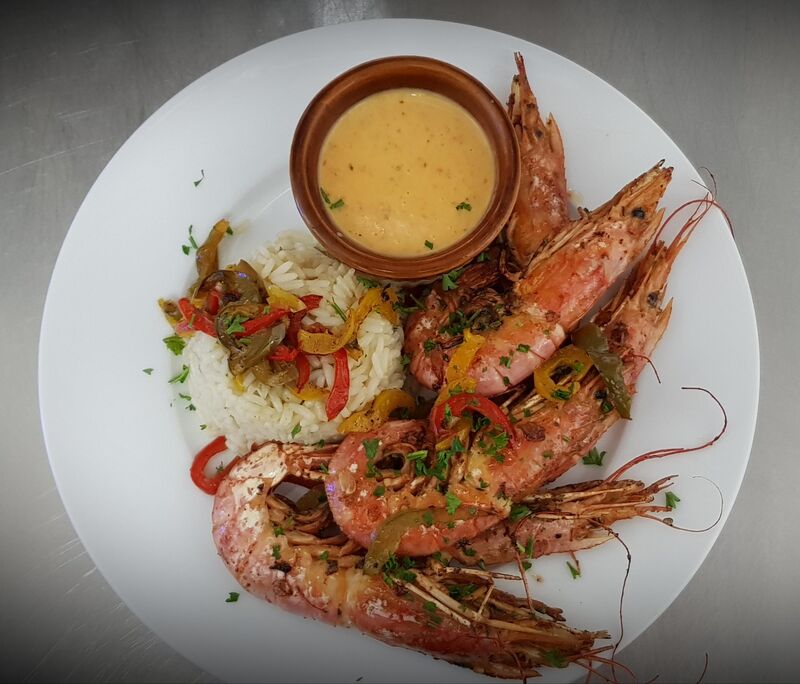 Gambas, riz aux poivrons frais et sa crème maison