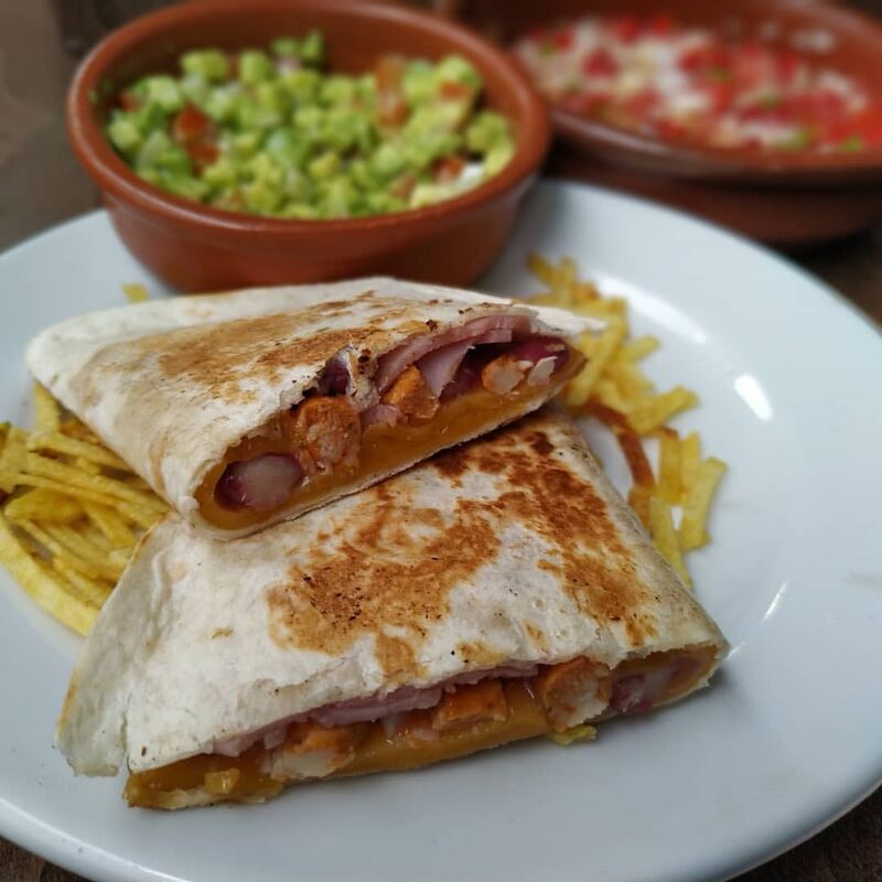 Quesadilla de pollo y York. (Pollo machado, York, queso cheddar y frijoles. 