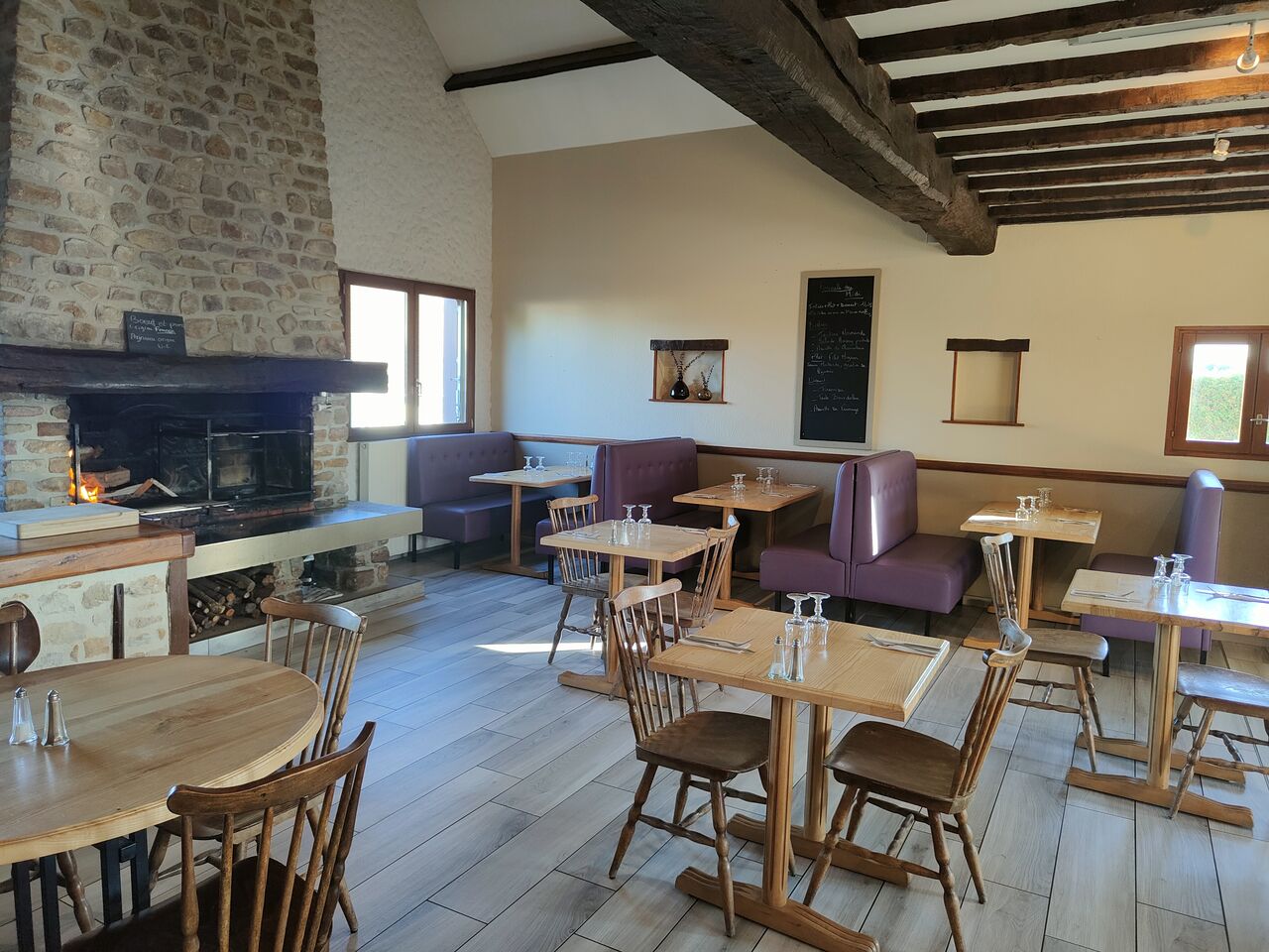 Grande salle avec cheminée 