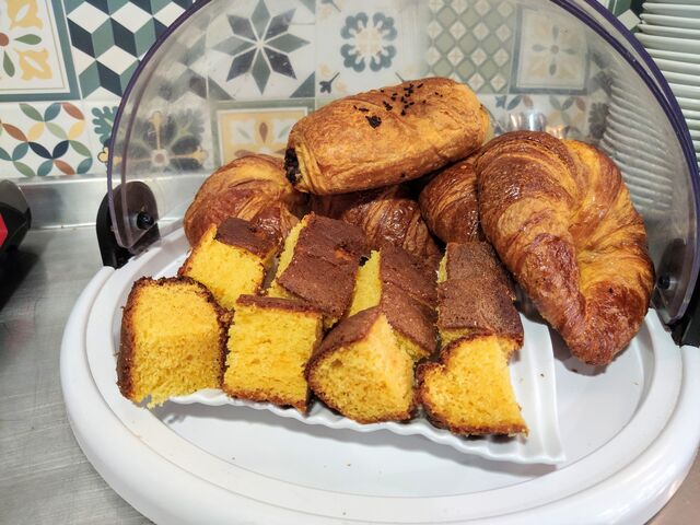 Bollería fresca diaria y bizcocho casero recien horneado cada día.