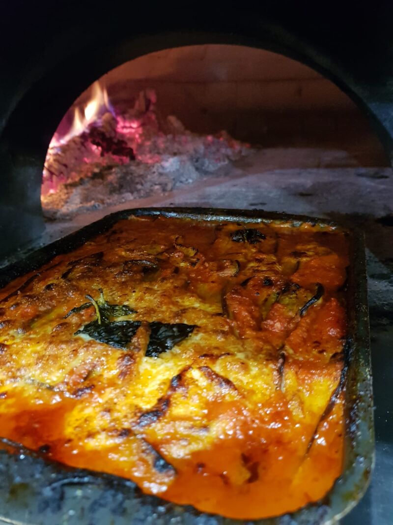 La parmigiana di melanzane cotta nel forno a legna