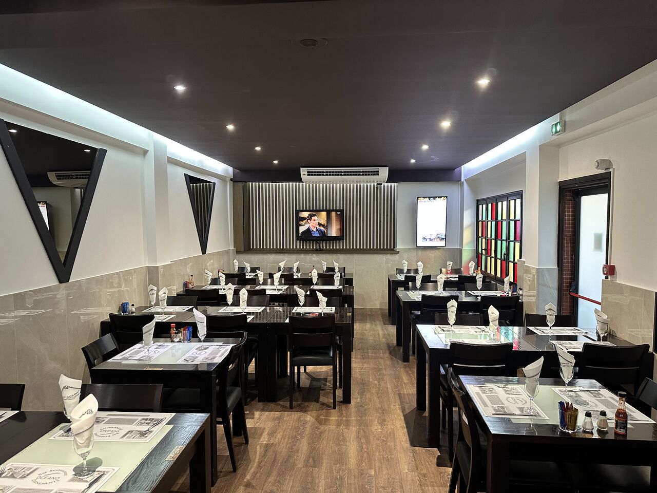 Salle du fond au restaurant pouvant accueillir jusqu'a 40 pers en disposant les tables en U