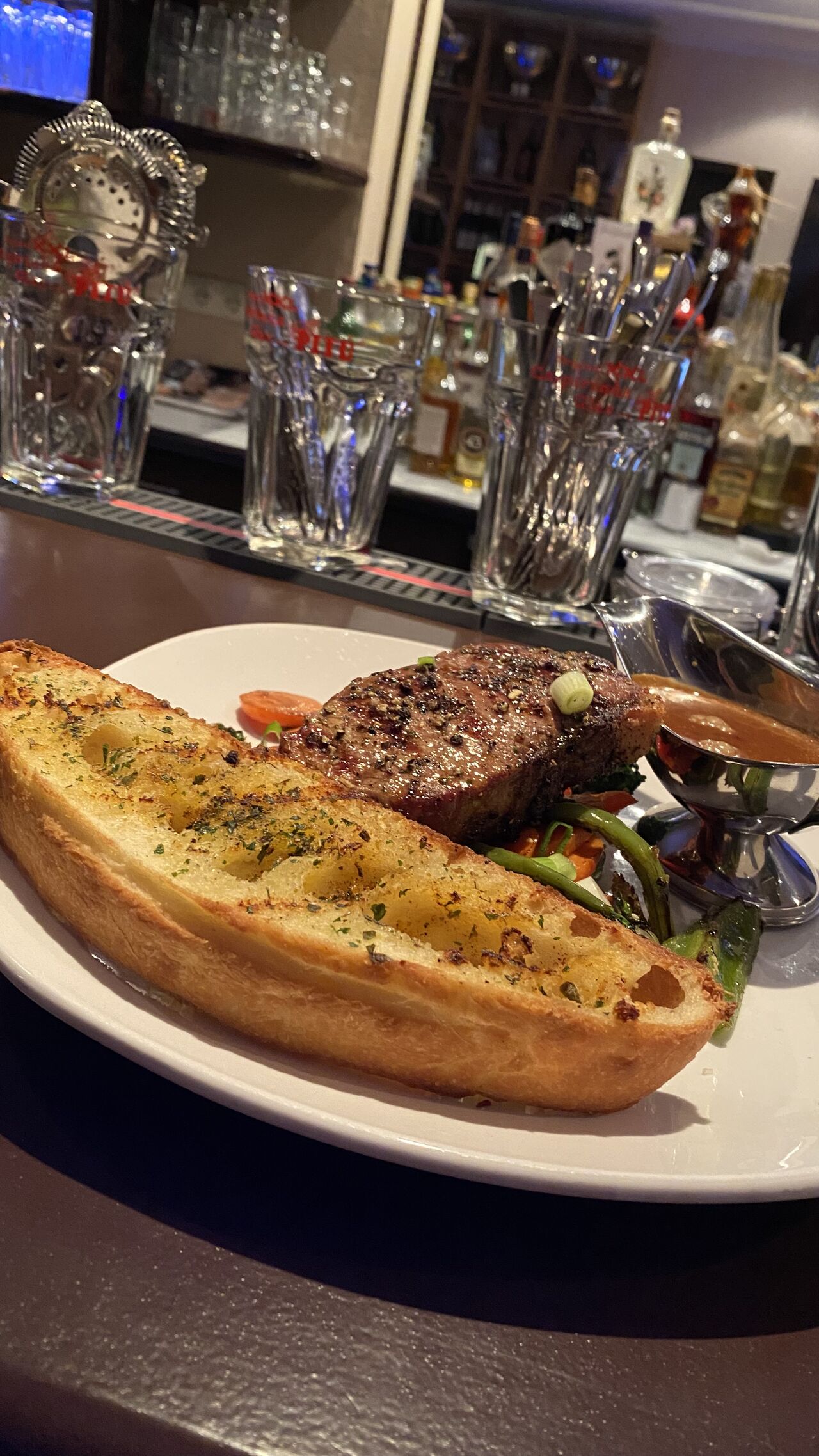 Steak mit Kräuterbaguette