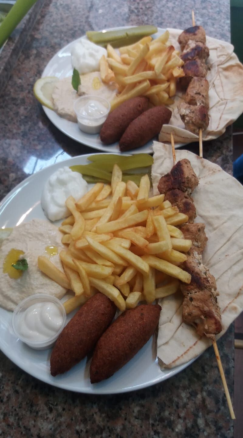 Kebbeh spéciale : Une brochette de filet de poulet marinée, Kebbeh (beignet farci au viandes hachées et de noix )
