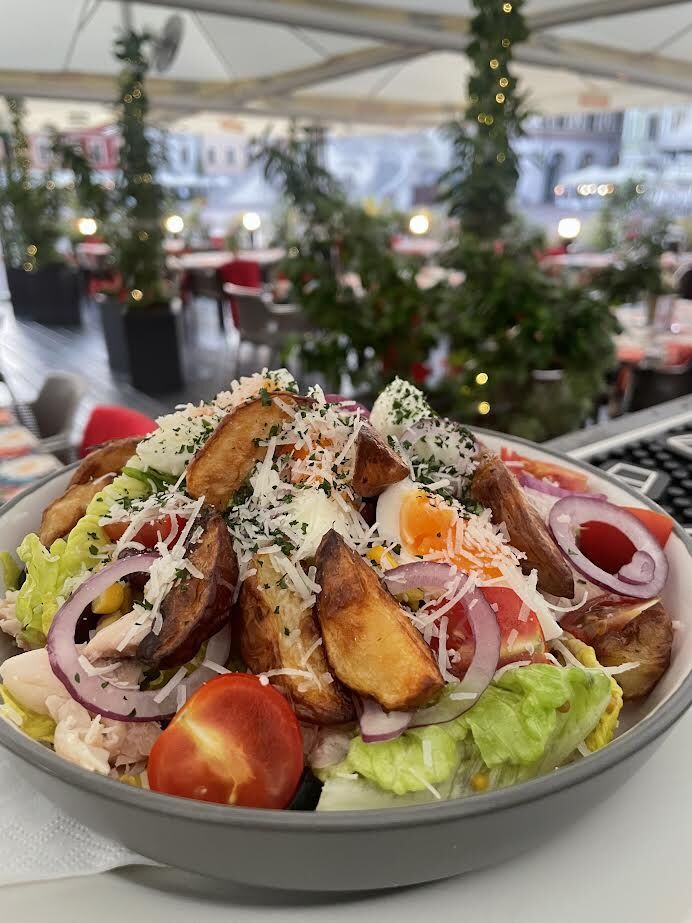 Sałatka z wędzonym pstrągiem